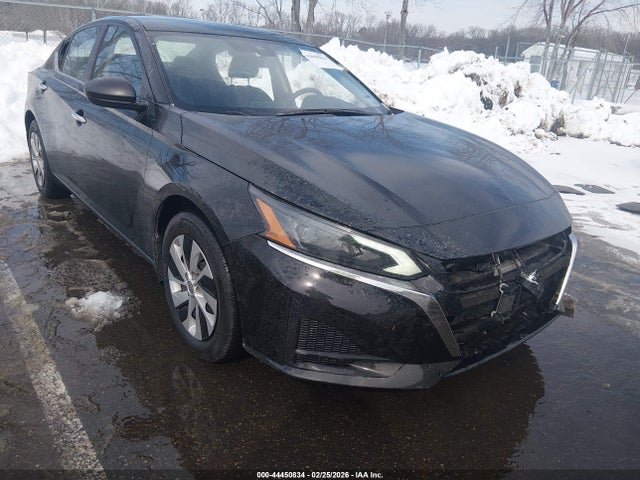 Salvage Nissan Altima Image