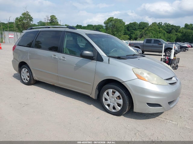 Salvage Toyota Sienna Image