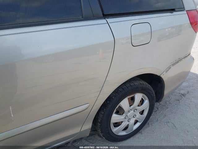 Toyota Sienna Le