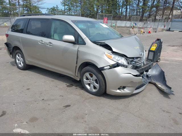 Salvage Toyota Sienna Image