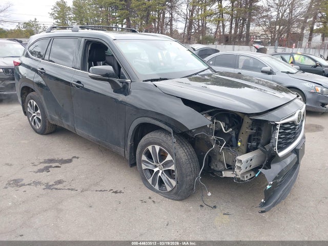 Salvage Toyota Highlander Image