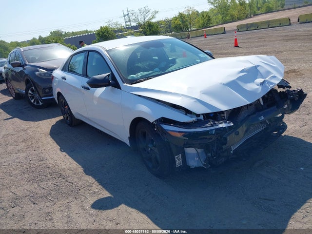 Salvage Hyundai ELANTRA Image
