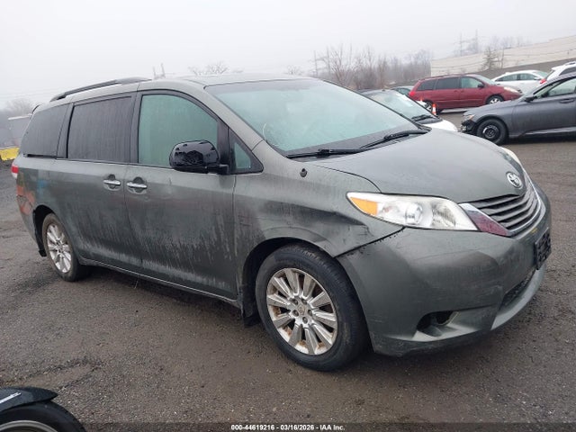 Salvage Toyota Sienna Image