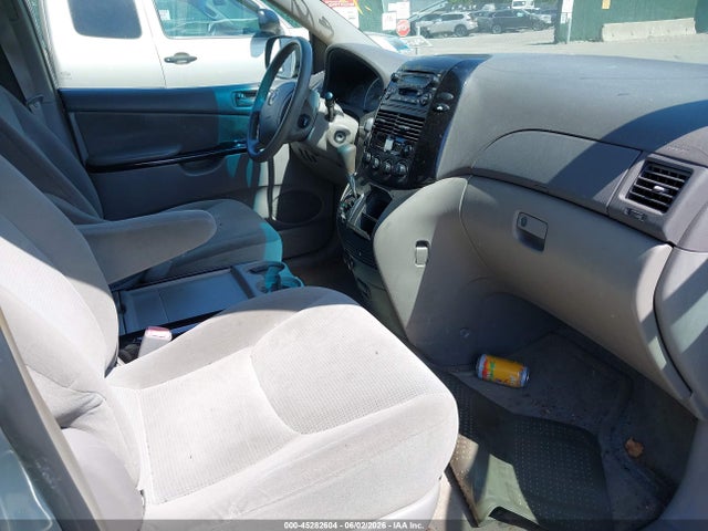 Toyota Sienna Le