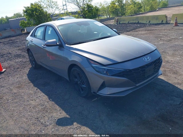 Salvage Hyundai ELANTRA Image