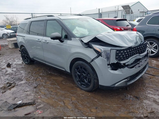 Salvage Kia Carnival Image