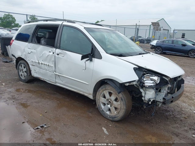Salvage Toyota Sienna Image