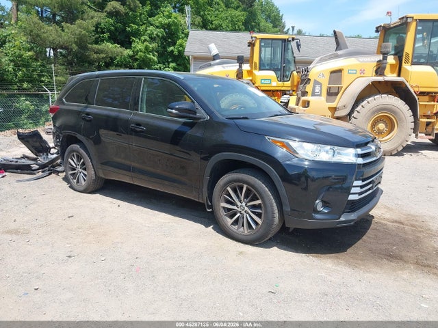 Salvage Toyota Highlander Image