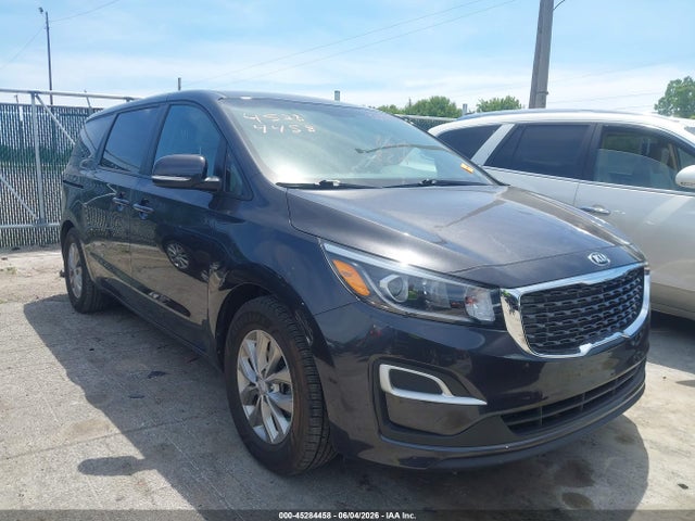 Salvage Kia Sedona Image