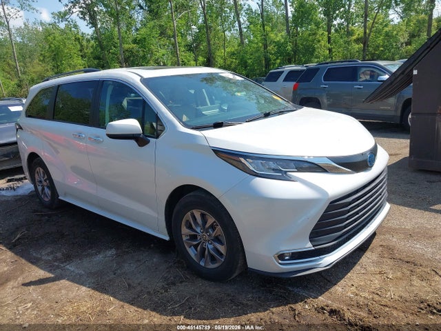 Salvage Toyota Sienna Image