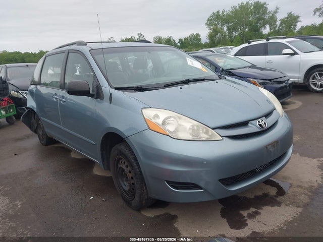 Salvage Toyota Sienna Image