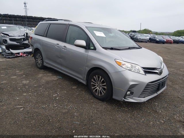 Salvage Toyota Sienna Image