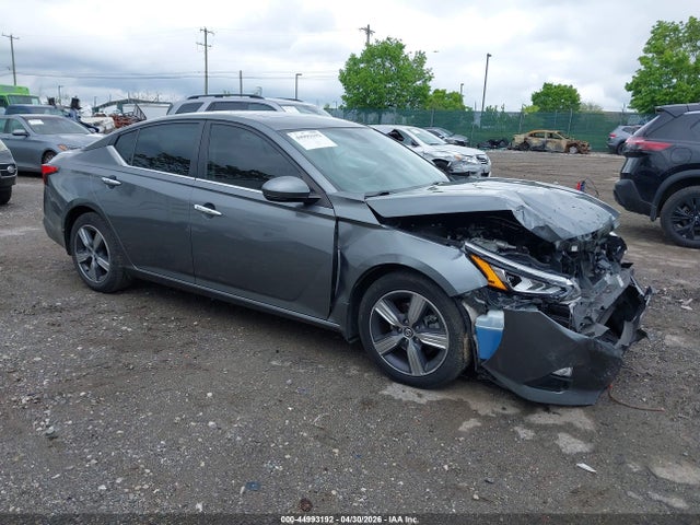 Salvage Nissan Altima Image