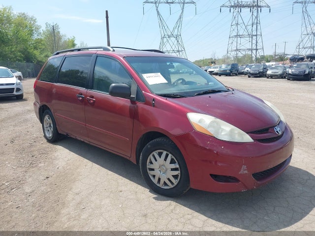 Salvage Toyota Sienna Image