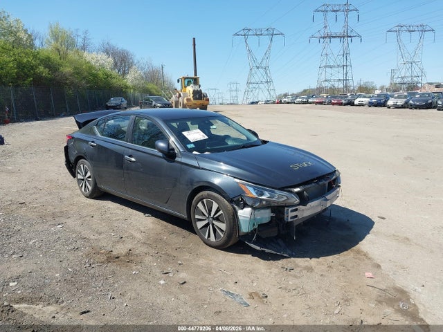 Salvage Nissan Altima Image