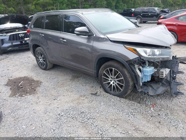Salvage Toyota Highlander Image