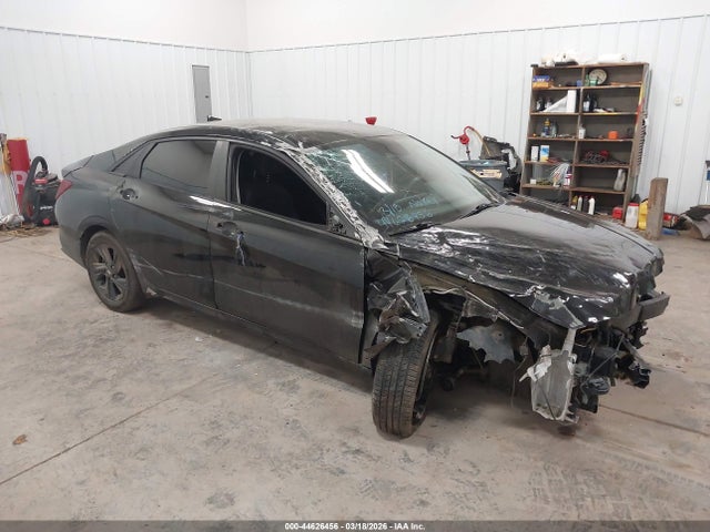 Salvage Hyundai ELANTRA Image