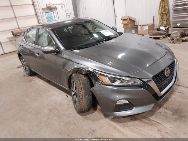 Salvage Nissan Altima Image