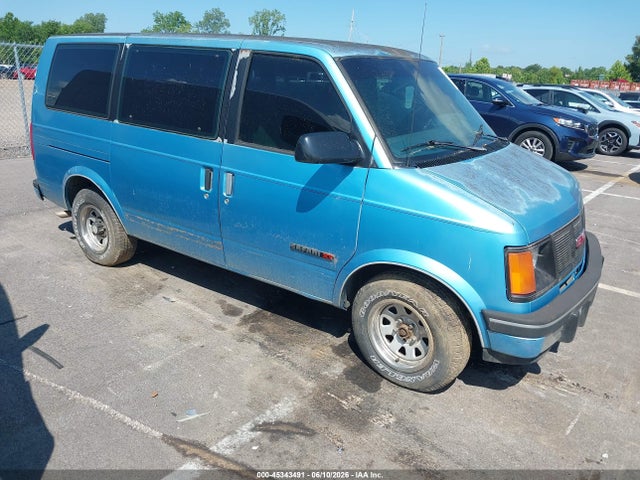 Salvage GMC Safari Image