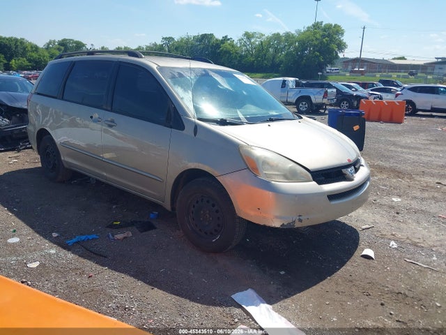 Salvage Toyota Sienna Image