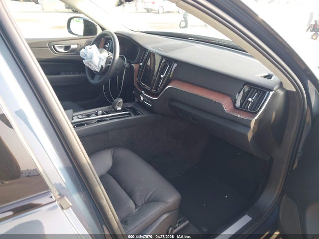 Volvo XC60 B5 Plus Dark Theme
