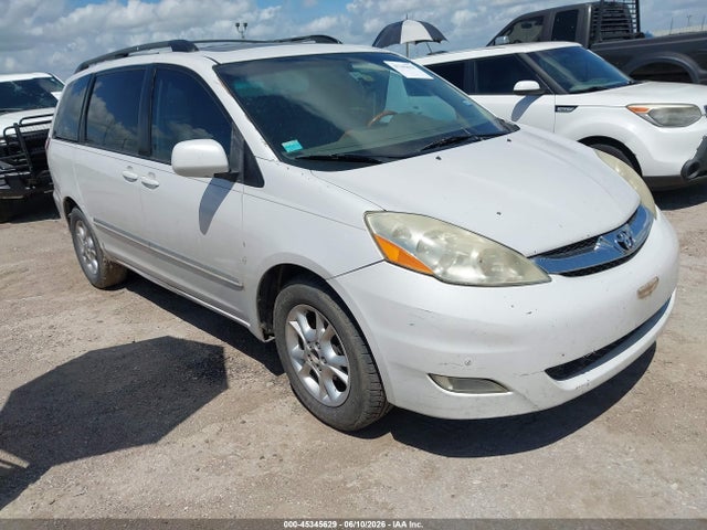 Salvage Toyota Sienna Image