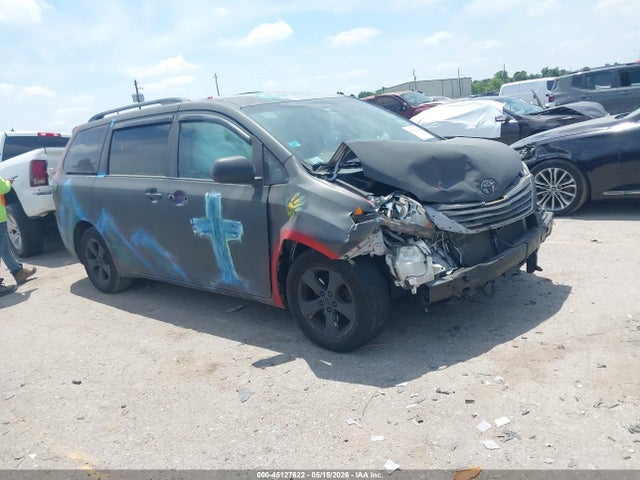 Salvage Toyota Sienna Image