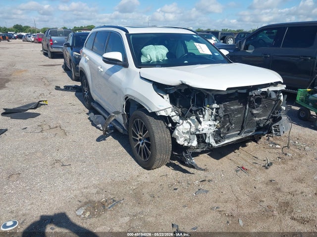 Salvage Toyota Highlander Image