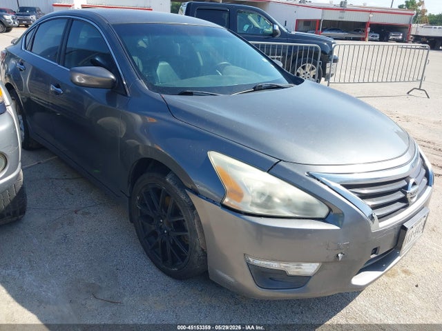 Salvage Nissan Altima Image