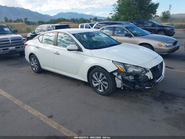Salvage Nissan Altima Image