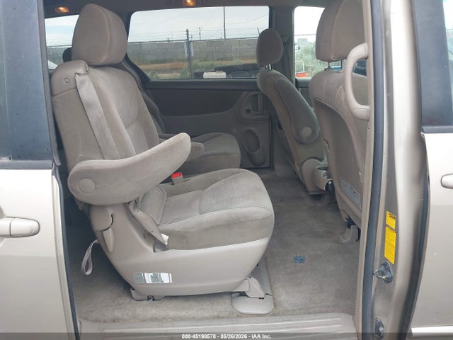 Toyota Sienna Le