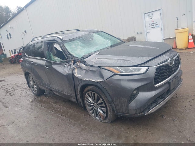 Salvage Toyota Highlander Image