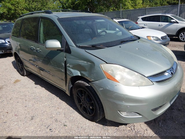 Salvage Toyota Sienna Image