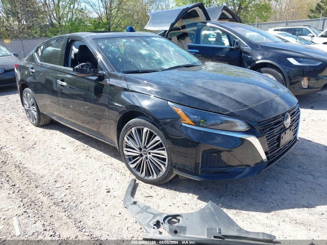 Salvage Nissan Altima Image