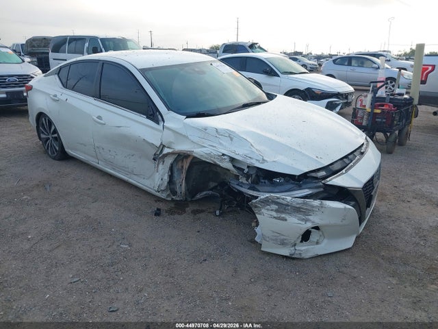 Salvage Nissan Altima Image