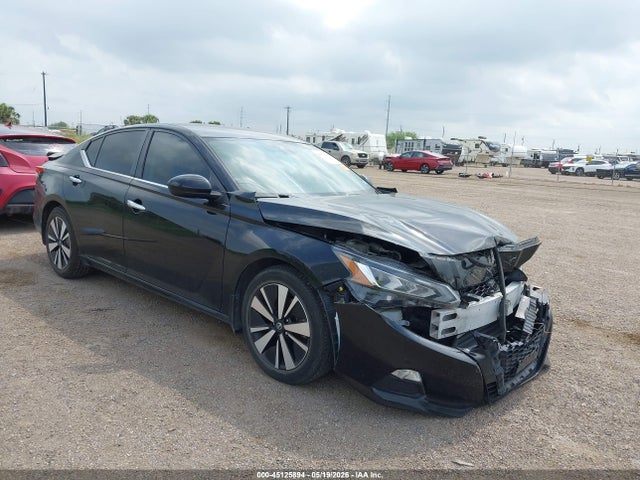 Salvage Nissan Altima Image