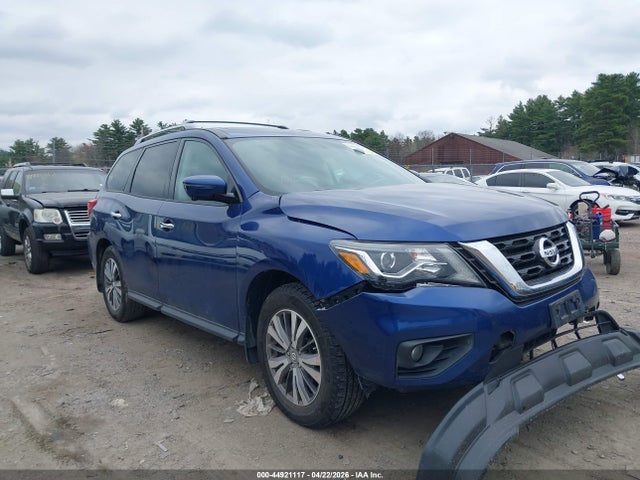 Salvage Nissan Pathfinder Image