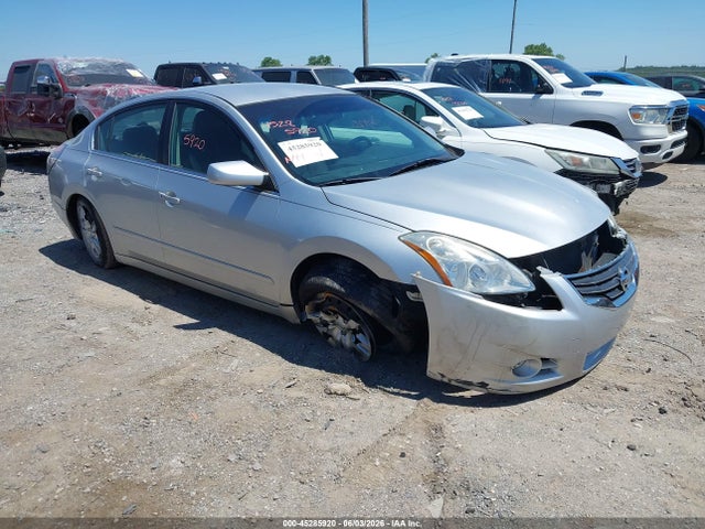 Salvage Nissan Altima Image