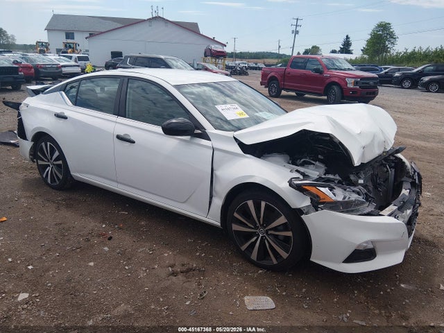Salvage Nissan Altima Image