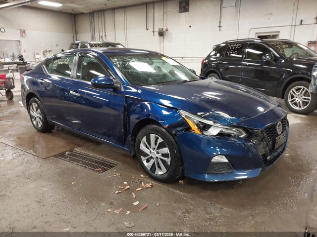 Salvage Nissan Altima Image