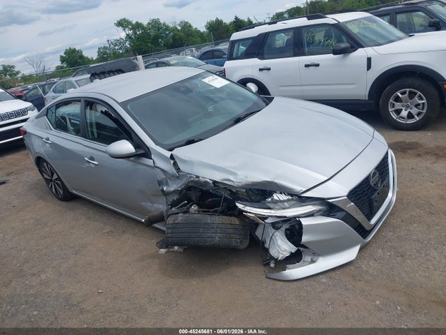 Salvage Nissan Altima Image