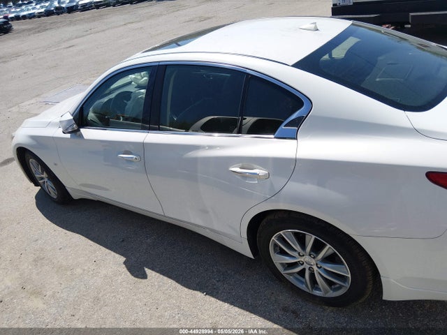 INFINITI Q50 Premium