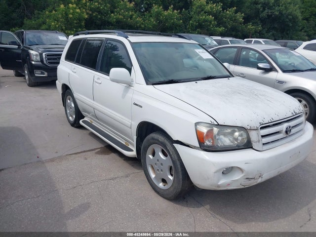 Salvage Toyota Highlander Image