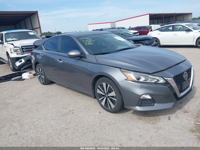 Salvage Nissan Altima Image