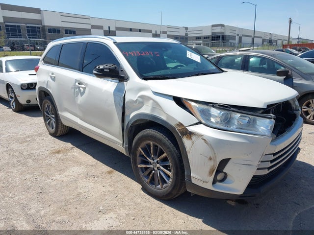 Salvage Toyota Highlander Image