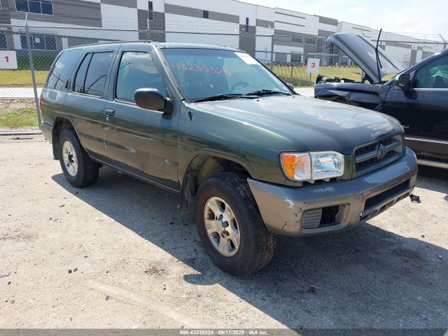 Salvage Nissan Pathfinder Image