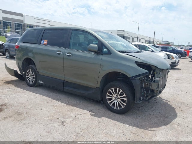 Salvage Toyota Sienna Image