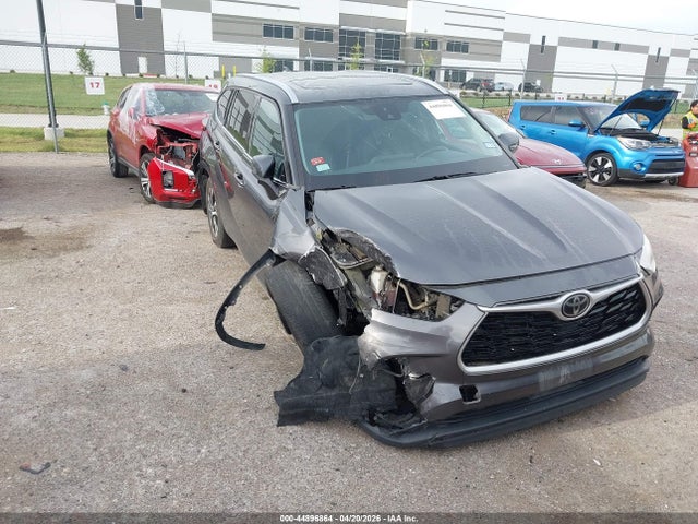 Salvage Toyota Highlander Image