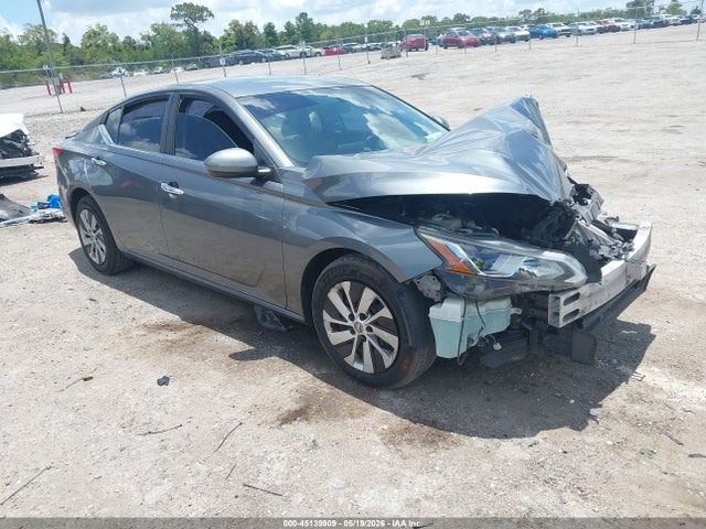 Salvage Nissan Altima Image