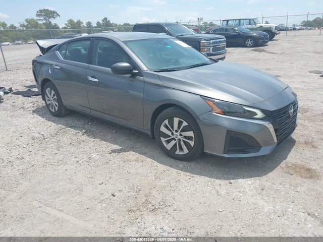 Salvage Nissan Altima Image
